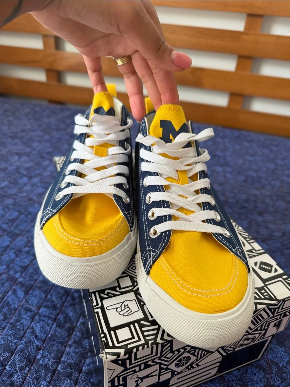 University of Michigan U of M Block M Wolverines Sneakers Women’s 10 or Men’s 8